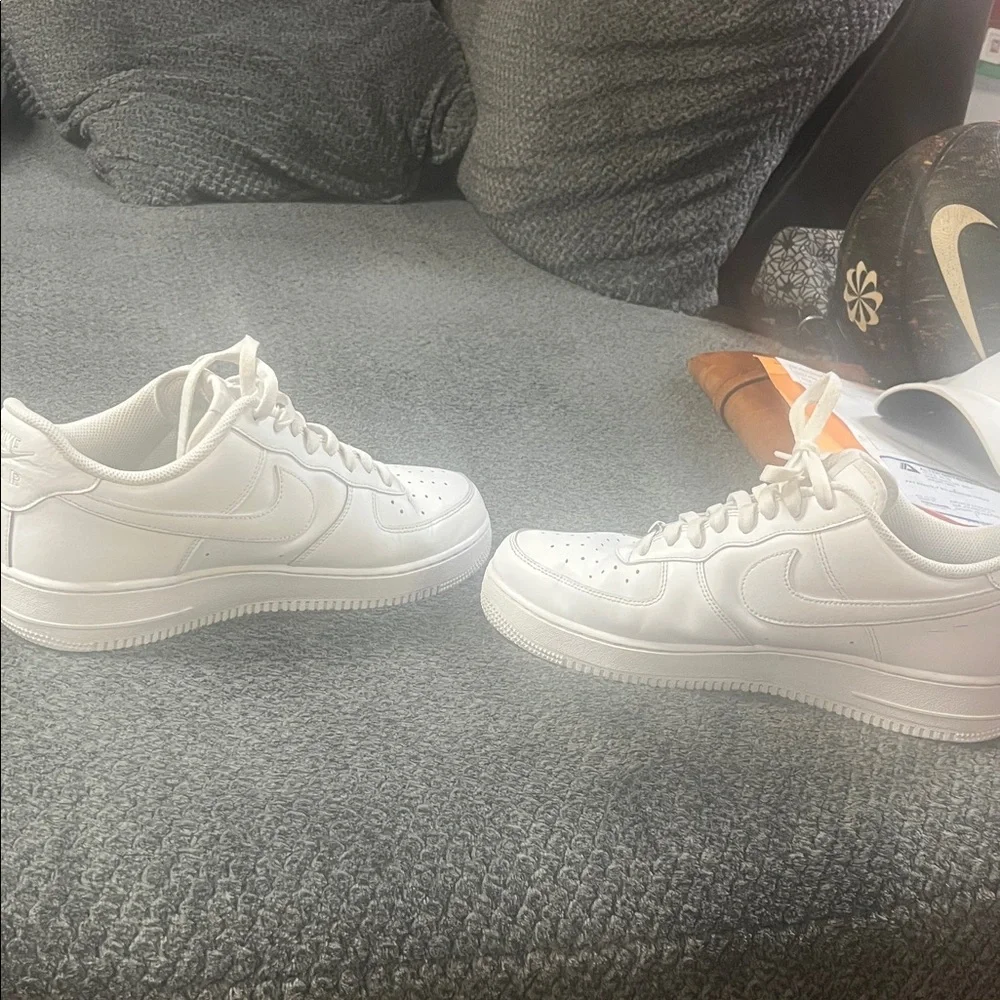 Nike Men's White Athletic Shoes - Picture 3 of 8